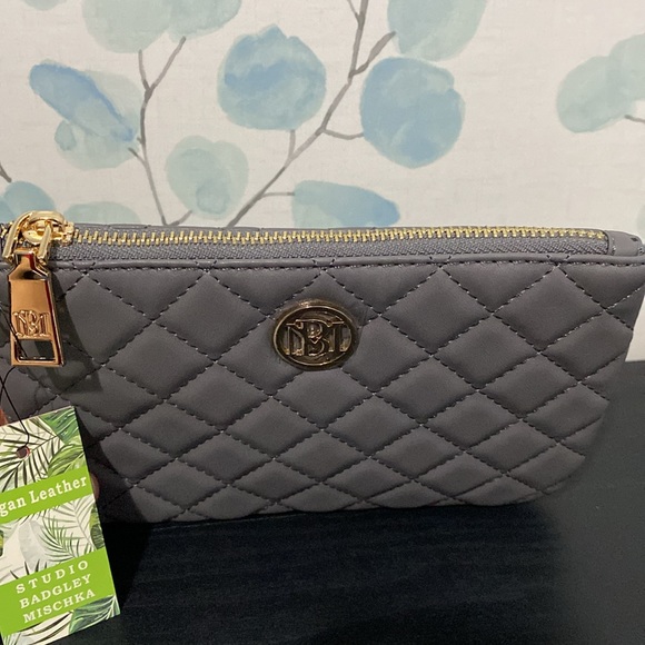 Badgley Mischka Diamond Quilted Clutch Wristlet NWT - Picture 3 of 5
